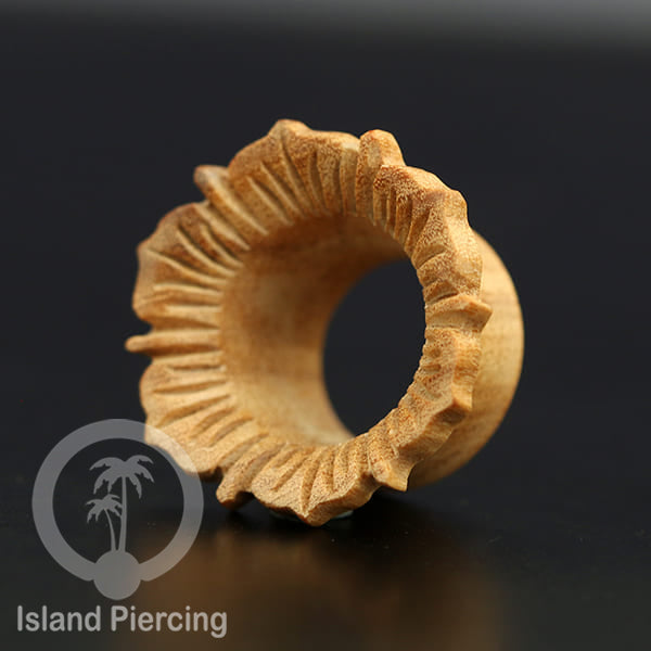 Tindik Ear Tunnel yang di ukur pakai tangan dari macan-2 kayu, kalau cari sesuatu unik ini tempanya