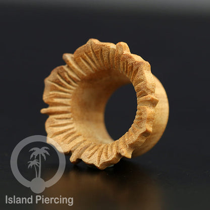 Tindik Ear Tunnel yang di ukur pakai tangan dari macan-2 kayu, kalau cari sesuatu unik ini tempanya