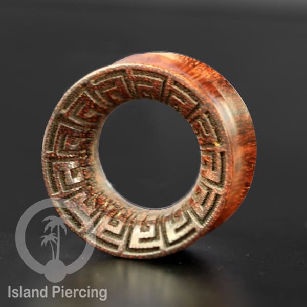 Tindik Ear Tunnel yang di ukur pakai tangan dari macan-2 kayu, kalau cari sesuatu unik ini tempanya