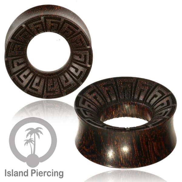 Tindik Ear Tunnel yang di ukur pakai tangan dari macan-2 kayu, kalau cari sesuatu unik ini tempanya
