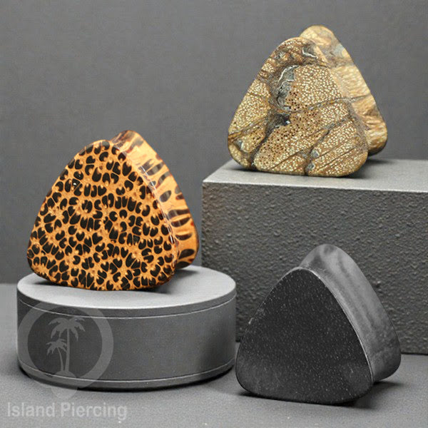 Plug tindik Segitiga dari kayu Sono dan Kayu Arang, Triangle shaped Wood Plug Piercing