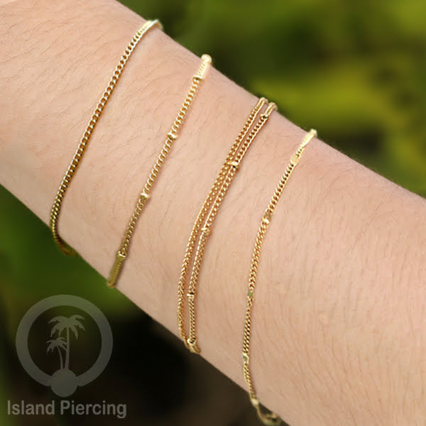 Gelang Tangan dari baja stainless warna emas. Model yang polos cocok untuk kombinasi.