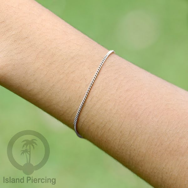 Gelang Tangan dari baja stainless warna silver. Model yang polos cocok untuk kombinasi.