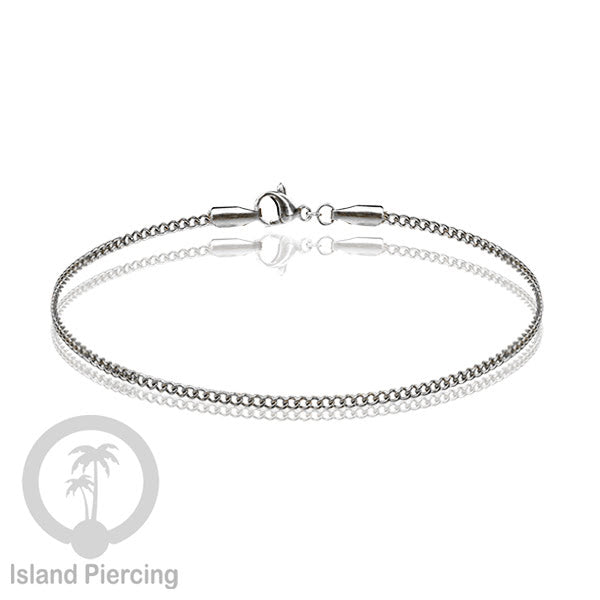 Gelang Tangan dari baja stainless warna silver. Model yang polos cocok untuk kombinasi.