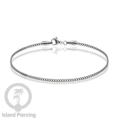 Gelang Tangan dari baja stainless warna silver. Model yang polos cocok untuk kombinasi.