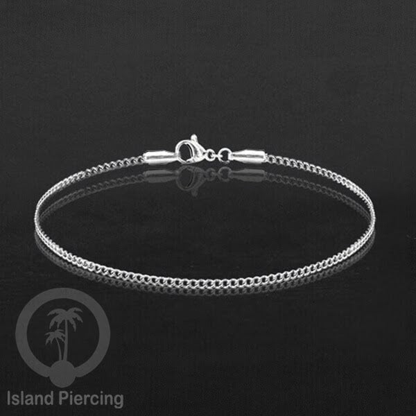 Gelang Tangan dari baja stainless warna silver. Model yang polos cocok untuk kombinasi.