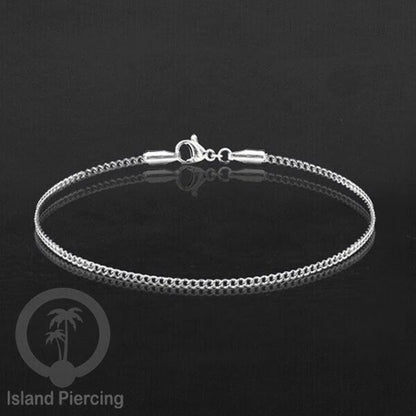 Gelang Tangan dari baja stainless warna silver. Model yang polos cocok untuk kombinasi.