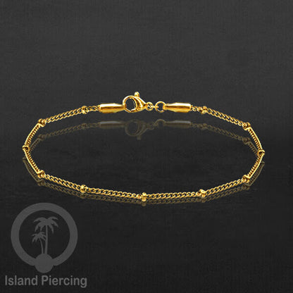 Gelang Tangan dari baja stainless warna emas. Model yang polos cocok untuk kombinasi.