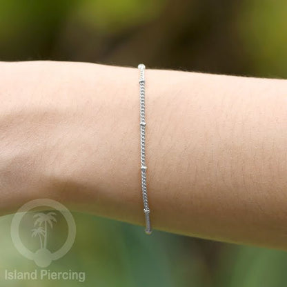 Gelang Tangan dari baja stainless warna silver. Model yang polos cocok untuk kombinasi.