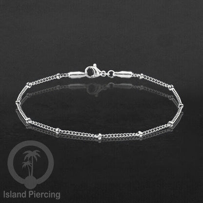 Gelang Tangan dari baja stainless warna silver. Model yang polos cocok untuk kombinasi.