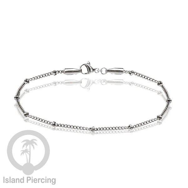 Gelang Tangan dari baja stainless warna silver. Model yang polos cocok untuk kombinasi.