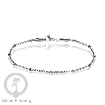 Gelang Tangan dari baja stainless warna silver. Model yang polos cocok untuk kombinasi.