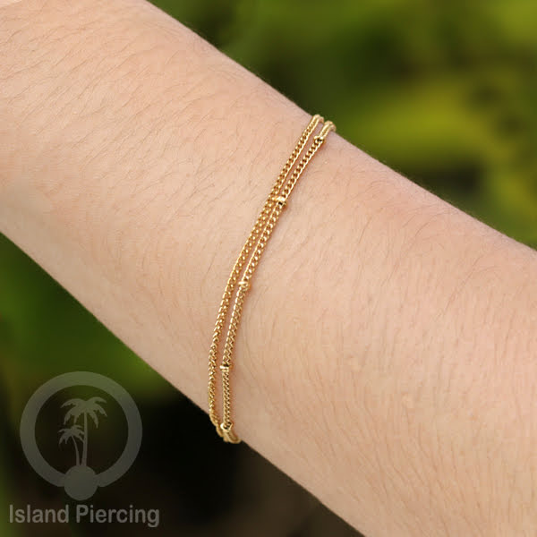Gelang Tangan dari baja stainless warna emas. Model yang polos cocok untuk kombinasi.