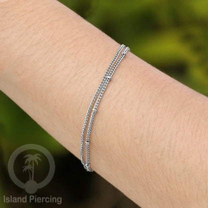 Gelang Tangan dari baja stainless warna silver. Model yang polos cocok untuk kombinasi.