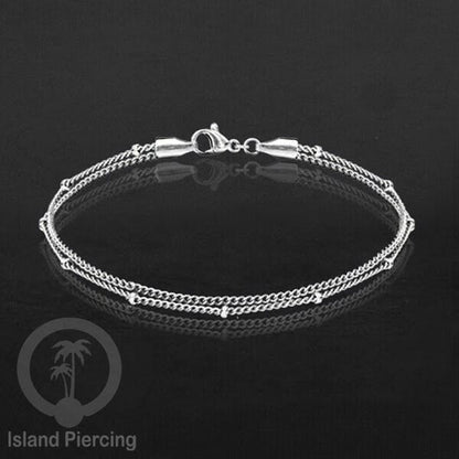Gelang Tangan dari baja stainless warna silver. Model yang polos cocok untuk kombinasi.