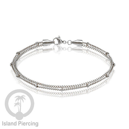 Gelang Tangan dari baja stainless warna silver. Model yang polos cocok untuk kombinasi.