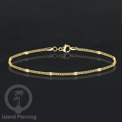 Gelang Tangan dari baja stainless warna emas. Model yang polos cocok untuk kombinasi.