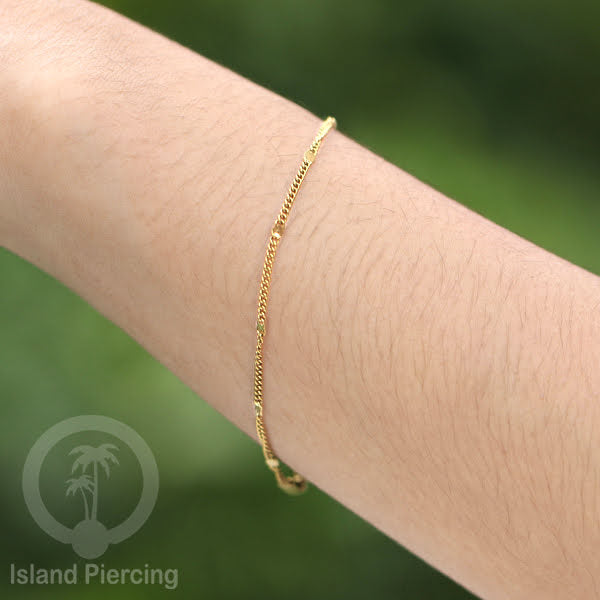 Gelang Tangan dari baja stainless warna emas. Model yang polos cocok untuk kombinasi.