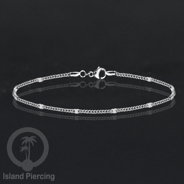 Gelang Tangan dari baja stainless warna silver. Model yang polos cocok untuk kombinasi.