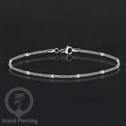 Gelang Tangan dari baja stainless warna silver. Model yang polos cocok untuk kombinasi.