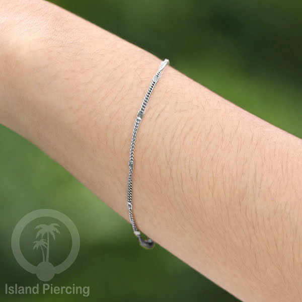 Gelang Tangan dari baja stainless warna silver. Model yang polos cocok untuk kombinasi.