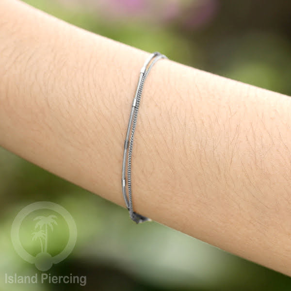 Gelang Tangan dari baja stainless warna silver. Model yang 2-3rantai yang istimewa.