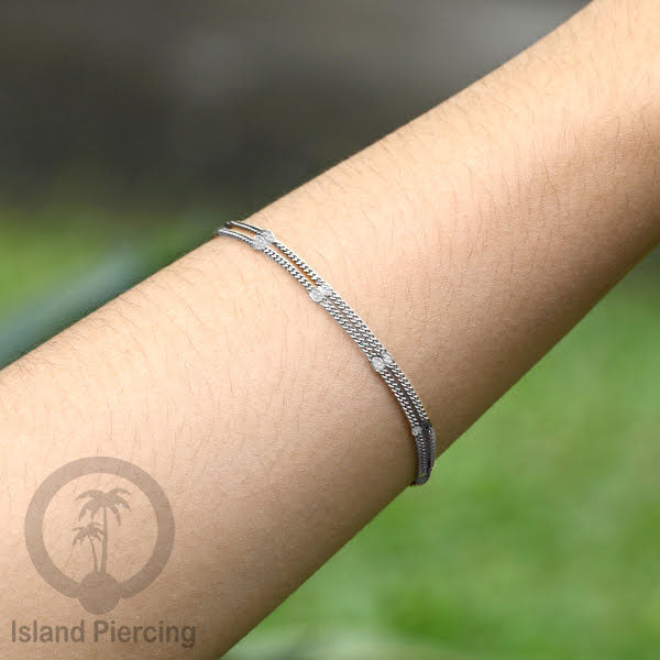 Gelang Tangan dari baja stainless warna silver. Model yang 2-3rantai yang istimewa.