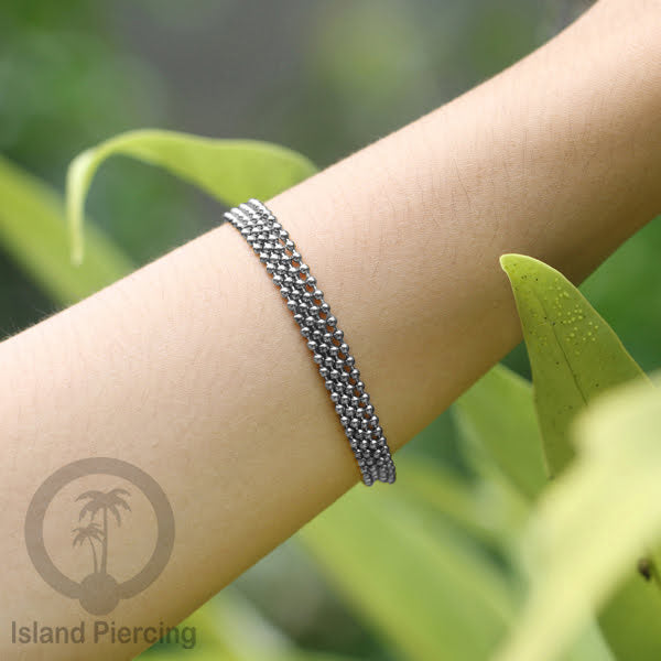 Gelang Tangan dari baja stainless warna silver. Model lebar 3-5 rantai.