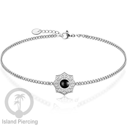 Gelang stainless steel, berornamen dengan berbagai desain dan batu epoksi berwarna. Warna silver.