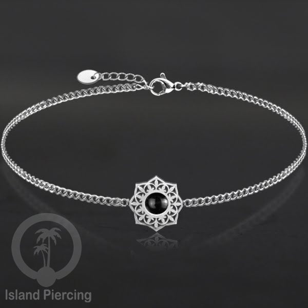 Gelang stainless steel, berornamen dengan berbagai desain dan batu epoksi berwarna. Warna silver.