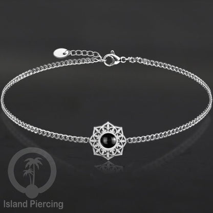 Gelang stainless steel, berornamen dengan berbagai desain dan batu epoksi berwarna. Warna silver.