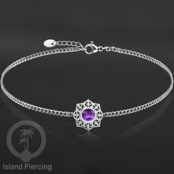 Gelang stainless steel, berornamen dengan berbagai desain dan batu epoksi berwarna. Warna silver.