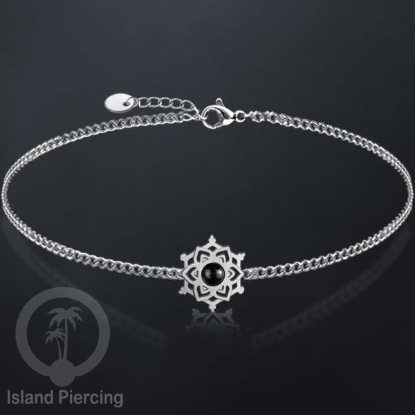 Gelang mandala dari stainless steel dengan berbagai desain dan batu epoksi berwarna. Warna silver.