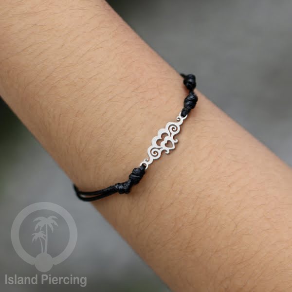 Gelang Tangan dari baja Stainless warna silver dengan pilihan desain yang cocok untuk semua umur