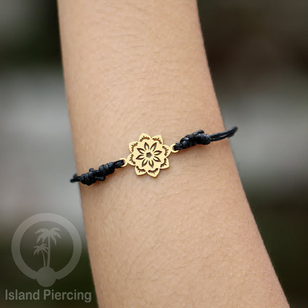 Gelang Tangan dari baja Stainless warna gold dengan pilihan desain yang cocok untuk semua umur