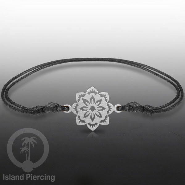 Gelang Tangan dari baja Stainless warna silver dengan pilihan desain yang cocok untuk semua umur