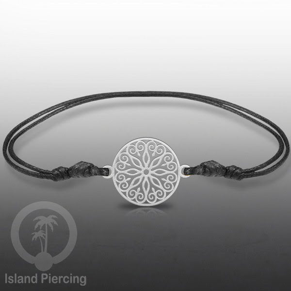 Gelang Tangan dari baja Stainless warna silver dengan pilihan desain yang cocok untuk semua umur