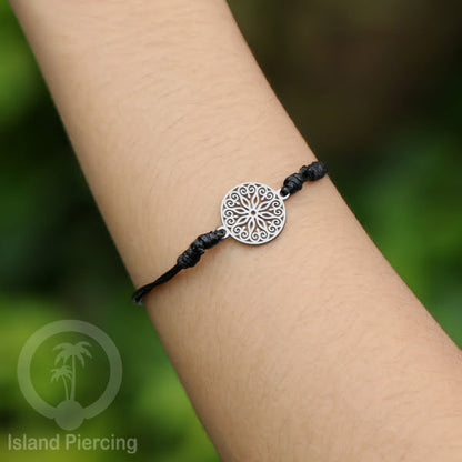 Gelang Tangan dari baja Stainless warna silver dengan pilihan desain yang cocok untuk semua umur