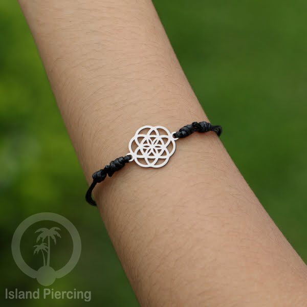 Gelang Tangan dari baja Stainless warna silver dengan pilihan desain yang cocok untuk semua umur