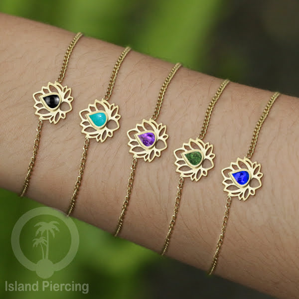 Gelang lotus dari stainless steel dengan berbagai desain dan epoksi berwarna batu. Warna gold.