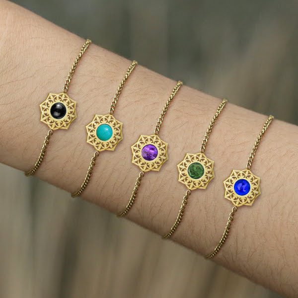 Gelang stainless steel berornamen dengan berbagai desain dan batu epoksi berwarna. Warna gold.