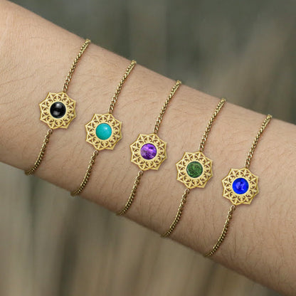 Gelang stainless steel berornamen dengan berbagai desain dan batu epoksi berwarna. Warna gold.