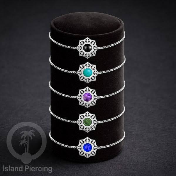 Gelang stainless steel, berornamen dengan berbagai desain dan batu epoksi berwarna. Warna silver.