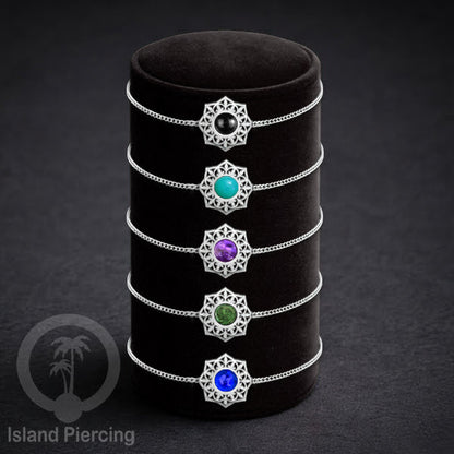 Gelang stainless steel, berornamen dengan berbagai desain dan batu epoksi berwarna. Warna silver.