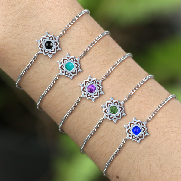 Gelang mandala dari stainless steel dengan berbagai desain dan batu epoksi berwarna. Warna silver.