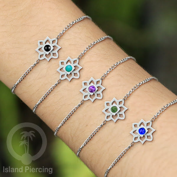 Gelang tribal lotus dari stainless steel dengan berbagai desain dan batu epoksi berwarna. Warna silver.