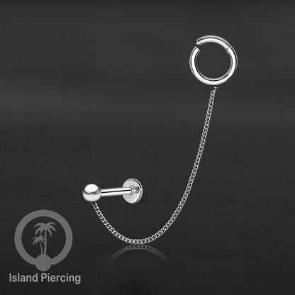 Piercing Set warna silver dengan Labret dan Hinged Segment Ring di sambung dengan Rantai.