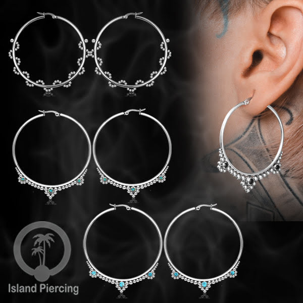 Anting hoop stainless steel 60mm yang dihiasi dengan bola-bola baja kecil dan batu asli.