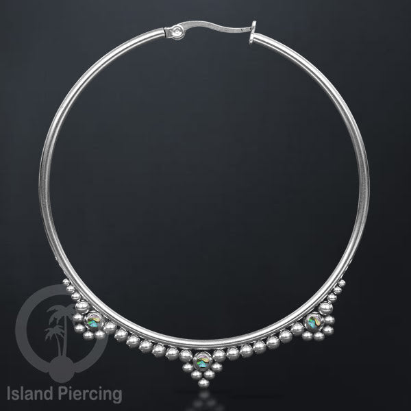 Anting hoop stainless steel 60mm yang dihiasi dengan bola-bola baja kecil dan batu asli.