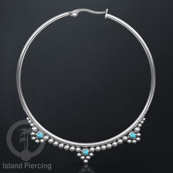 Anting hoop stainless steel 60mm yang dihiasi dengan bola-bola baja kecil dan batu asli.
